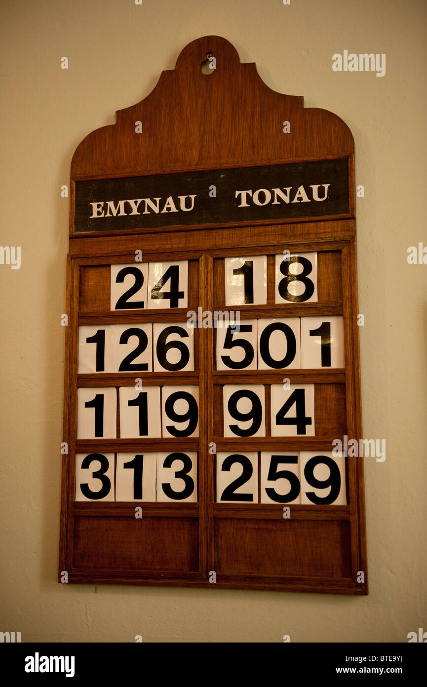 La scheda mostra i numeri degli inni e i loro brani ad essere cantato durante il servizio in una cappella gallese, Wales UK Foto Stock