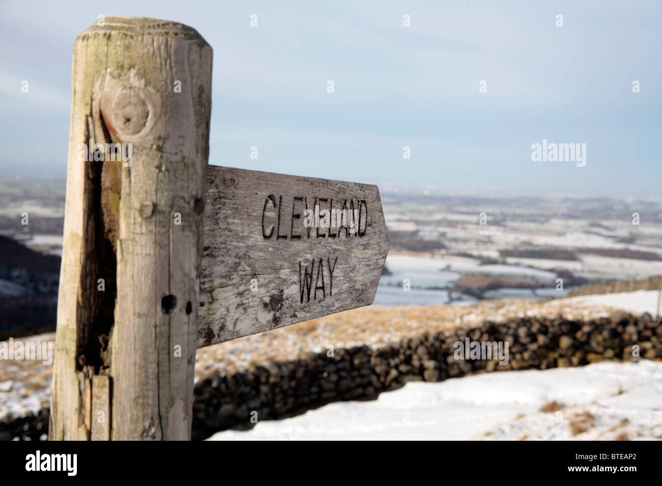 Bilsdale, North York Moors National Park; Cleveland Modo lunga distanza sentiero direzione segno con acorn a Chop Gate Foto Stock