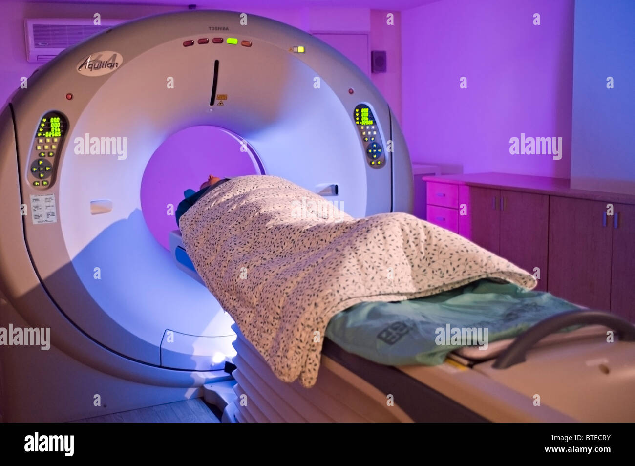 Paziente avente CAT scan, PET-CT diagnostic scan, in ospedale Foto Stock