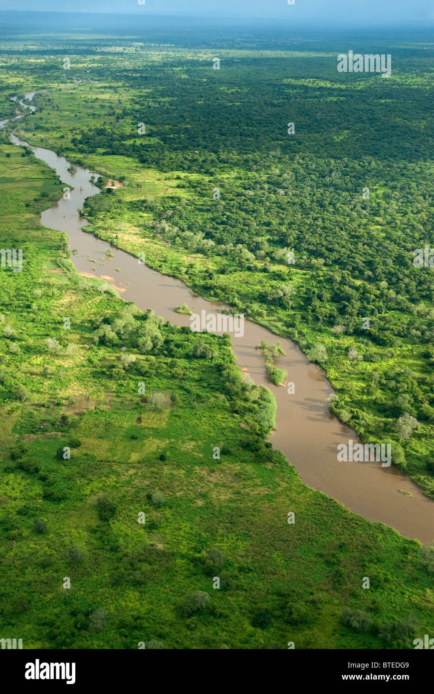 Antenna vista panoramica del fiume che scorre nel sud dello Zambia Foto Stock