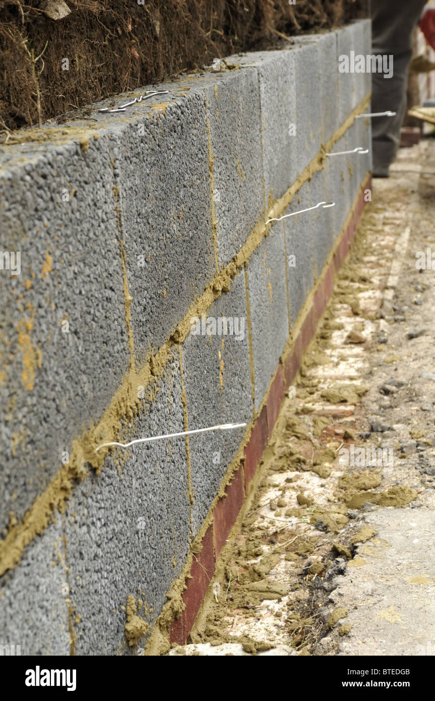 Bassa densità blocco di calcestruzzo giardino interno parete parete con delle fascette. Foto Stock