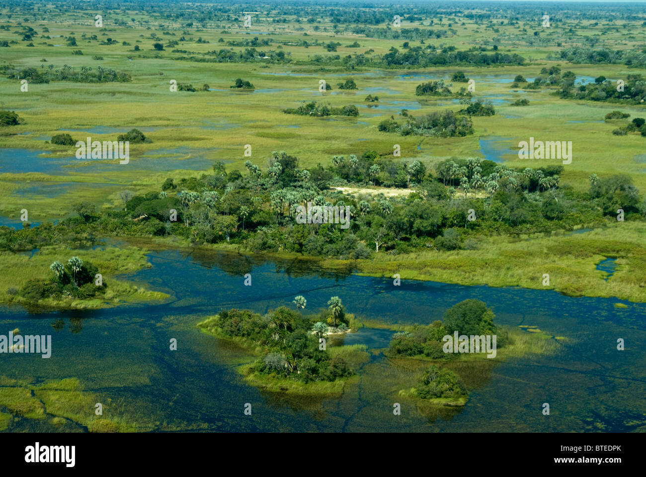 Antenna vista panoramica del delta dell'Okavango che mostra le isole e le vie navigabili Foto Stock
