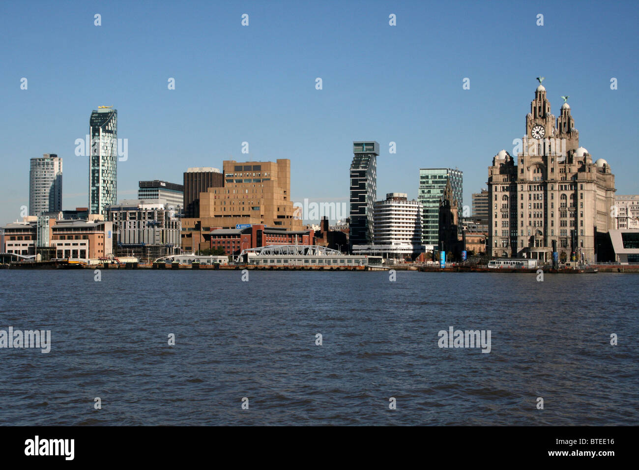 Lo Skyline di Liverpool come si vede dal fiume Mersey, REGNO UNITO Foto Stock