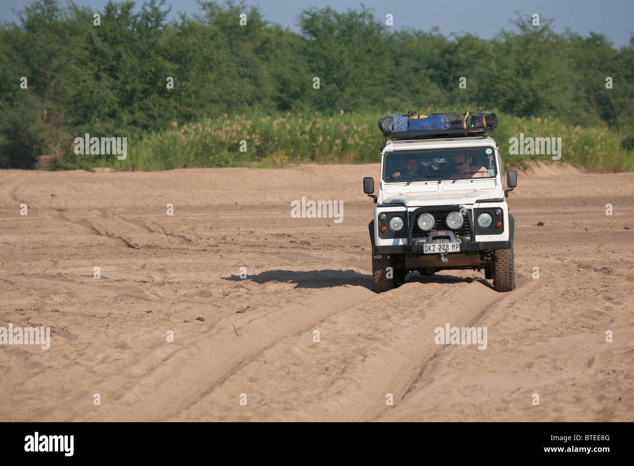 Landrover attraversando una sezione a secco delle acque del fiume Limpopo bed Foto Stock