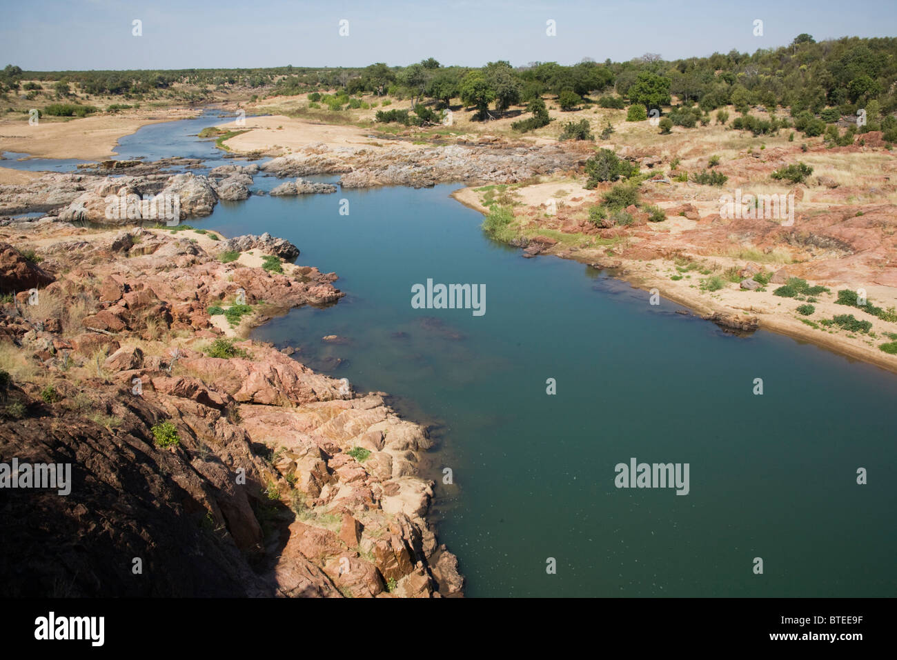 Vista panoramica verso il basso il fiume Mwenezi da una sezione in cui esso passa attraverso basse scogliere rocciose Foto Stock