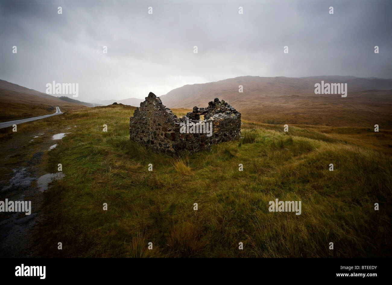 Isle of Mull, Scozia. Una rovina highland cottage crofters Mull, risalente ai giochi delle Highland del ottocento. Foto Stock