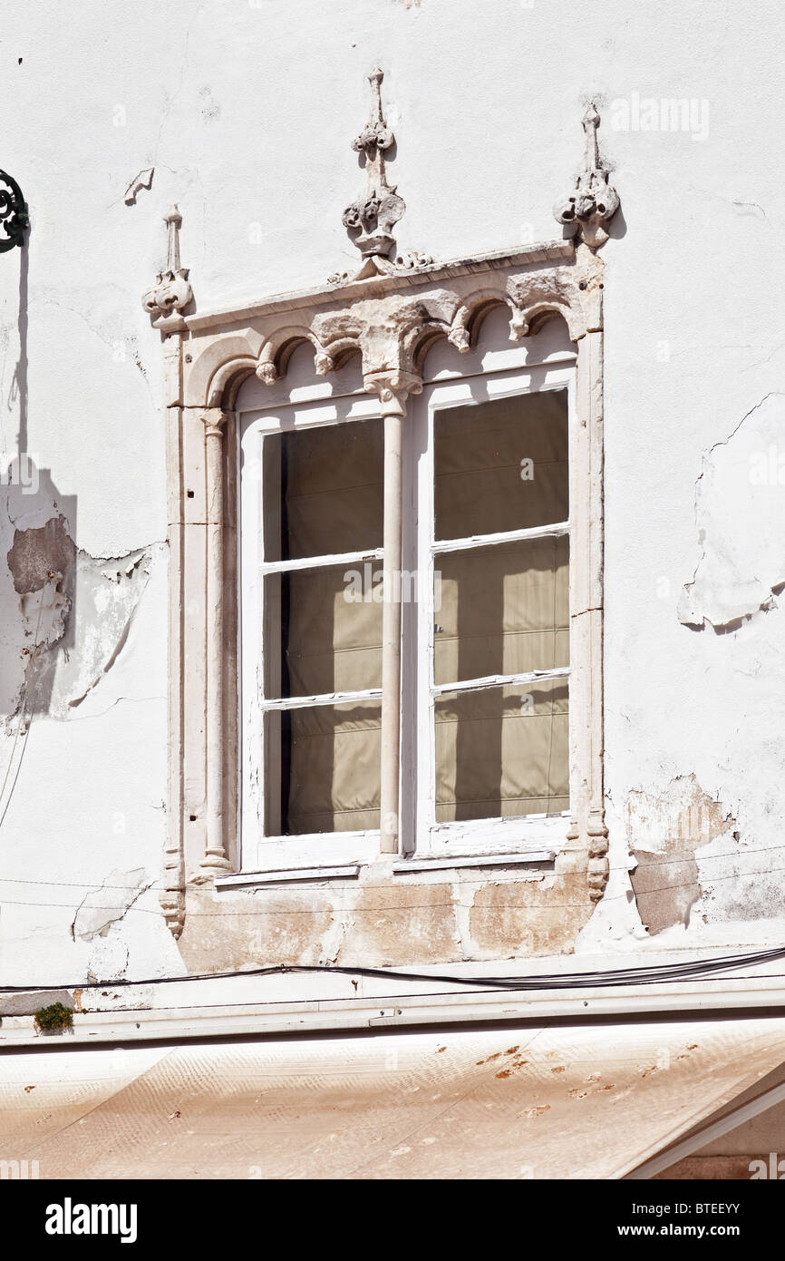 Finestra manuelina (Janela Manuelina) in Sá da Bandeira Square nella città di Santarém, Portogallo. Foto Stock
