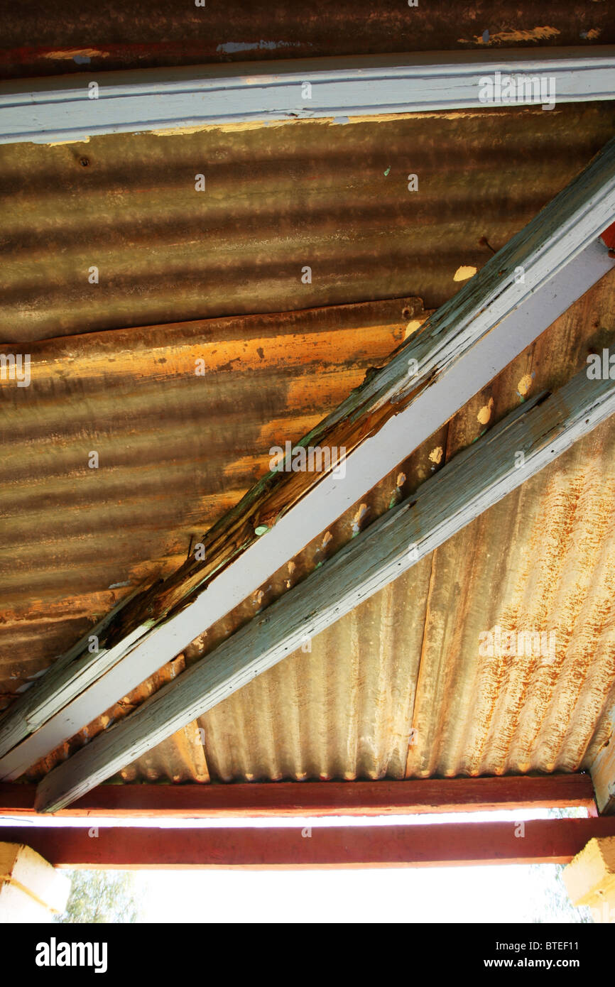 Tetto verniciato e travi di ferro ondulato tetto- Lunsklip Lodge Foto Stock