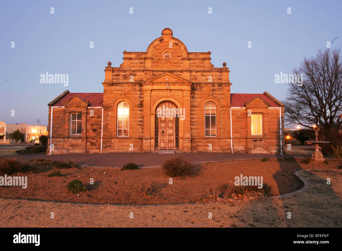 Municipio costruito con pietra arenaria al tramonto Foto Stock