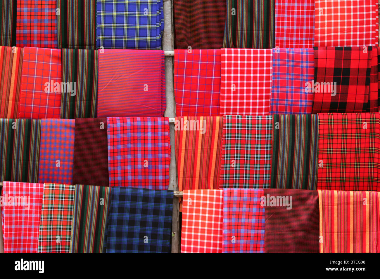 Un display di colorati panni shuka Foto Stock