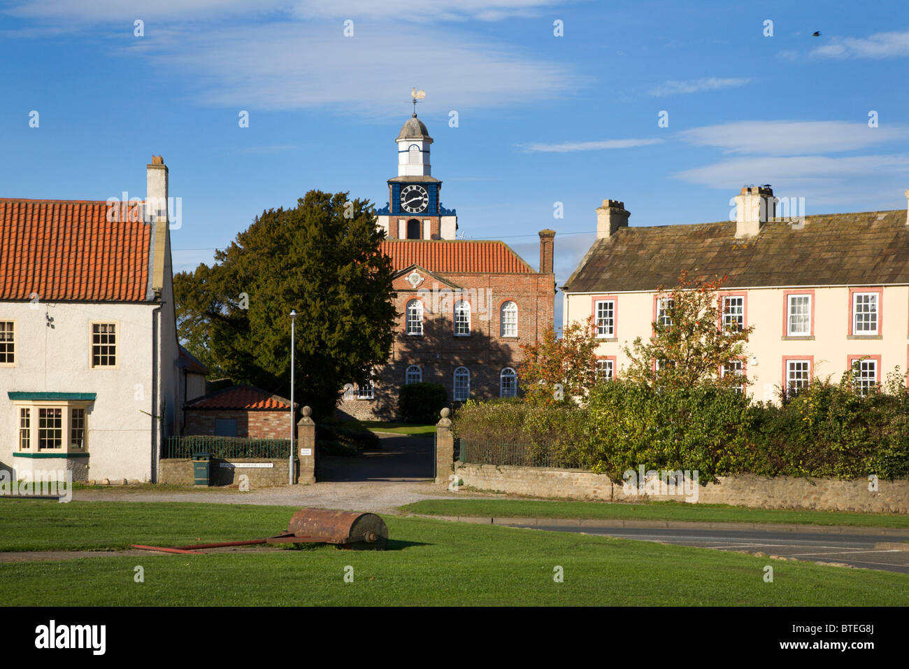 Scorton Village Green e Old School North Yorkshire, Inghilterra Foto Stock