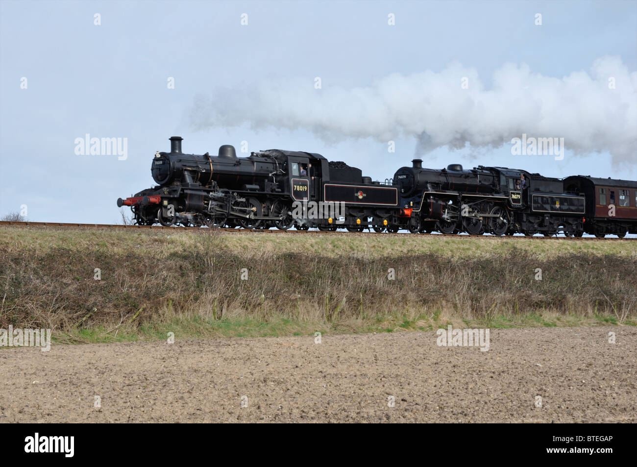 Conserve di vapore - BR Classi Standard No.78019 e 76079 sul Nord Stazione di Norfolk, Inghilterra, Regno Unito Foto Stock