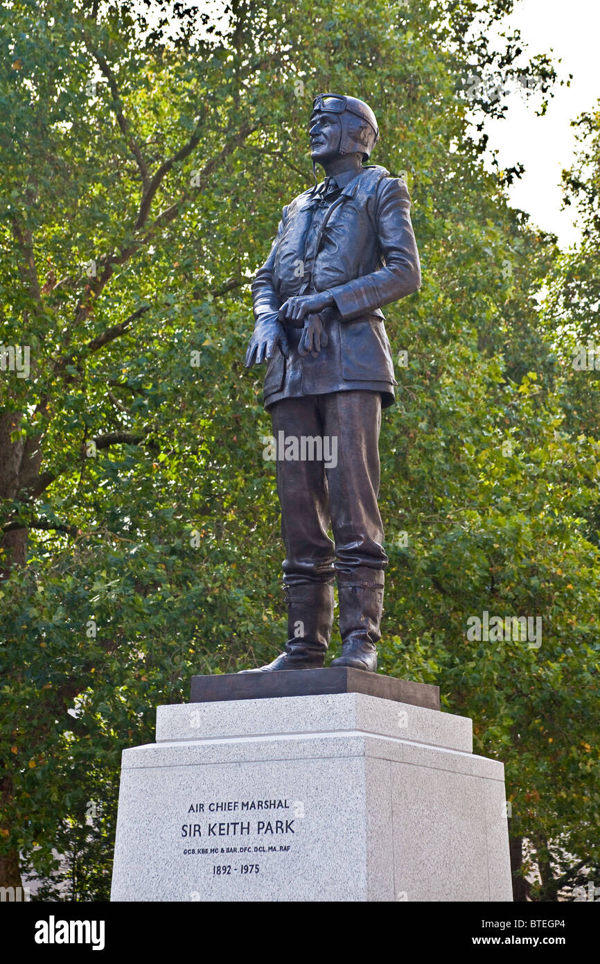Londra Waterloo Place Statua di Sir Keith Park Settembre 2010 Foto Stock