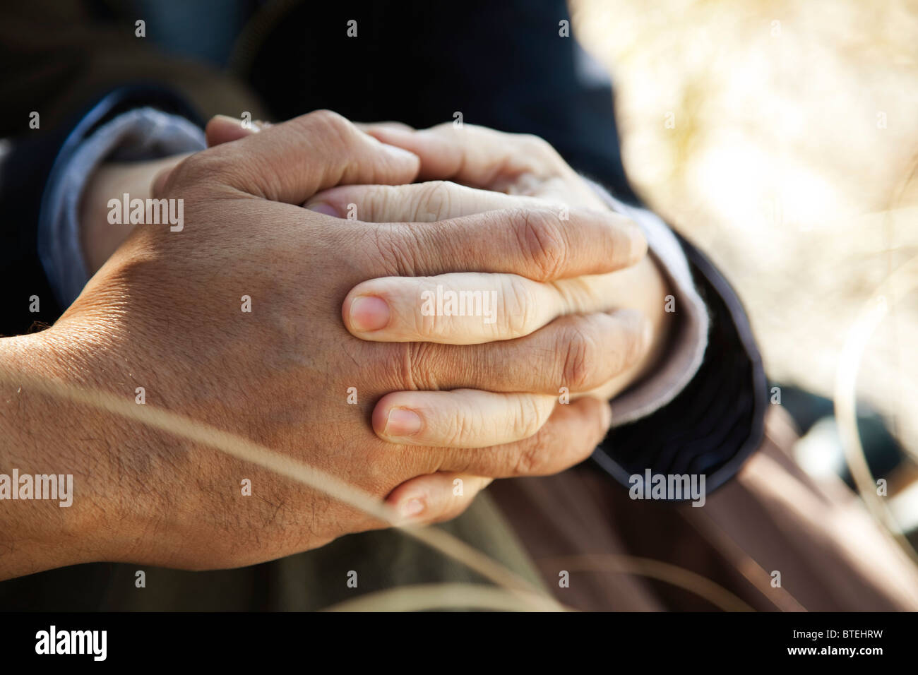 Giovane Holding Hands, ritagliato Foto Stock