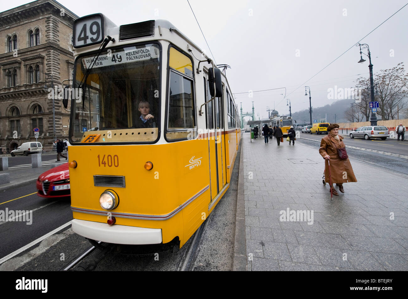 Shoppers croce una trafficata strada del tram vicino a Budapest il più grande mercato Nagycsarnok grande mercato, Ungheria Foto Stock