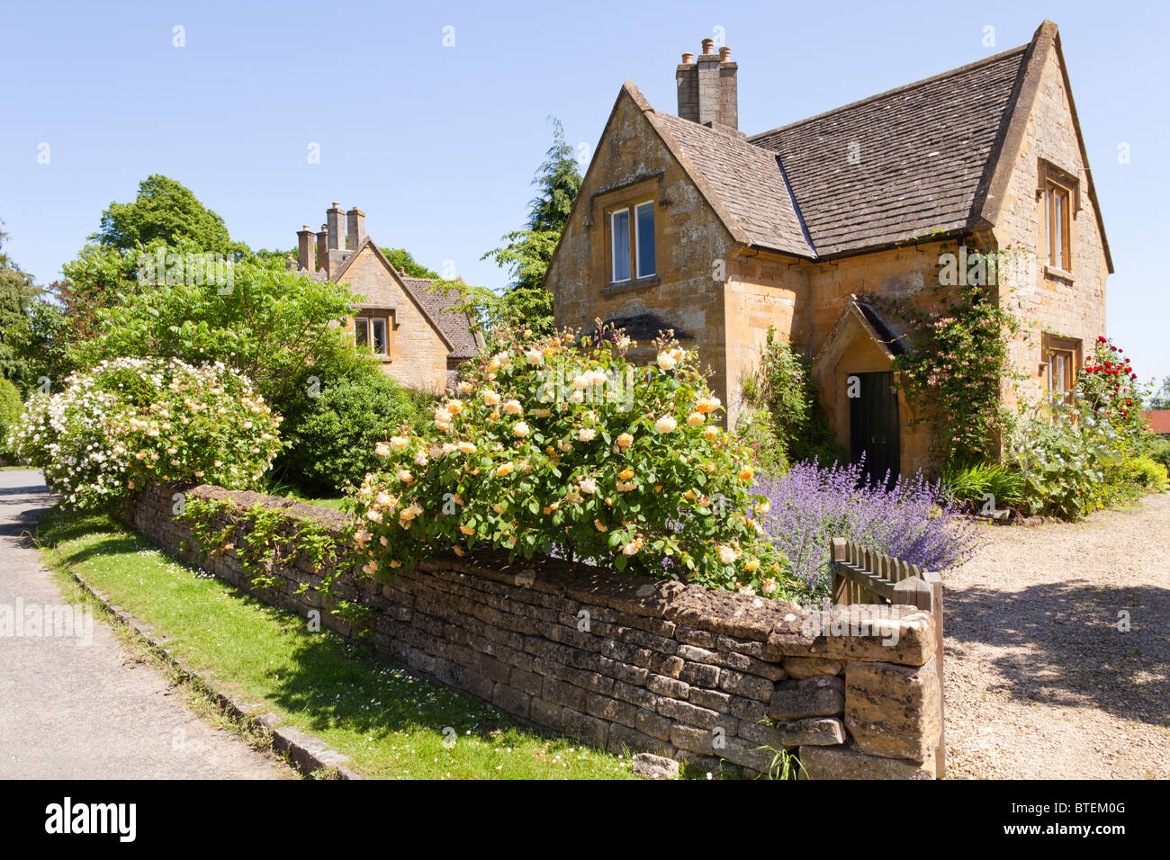 Estate nel villaggio Costwold di Batsford, Gloucestershire Foto Stock