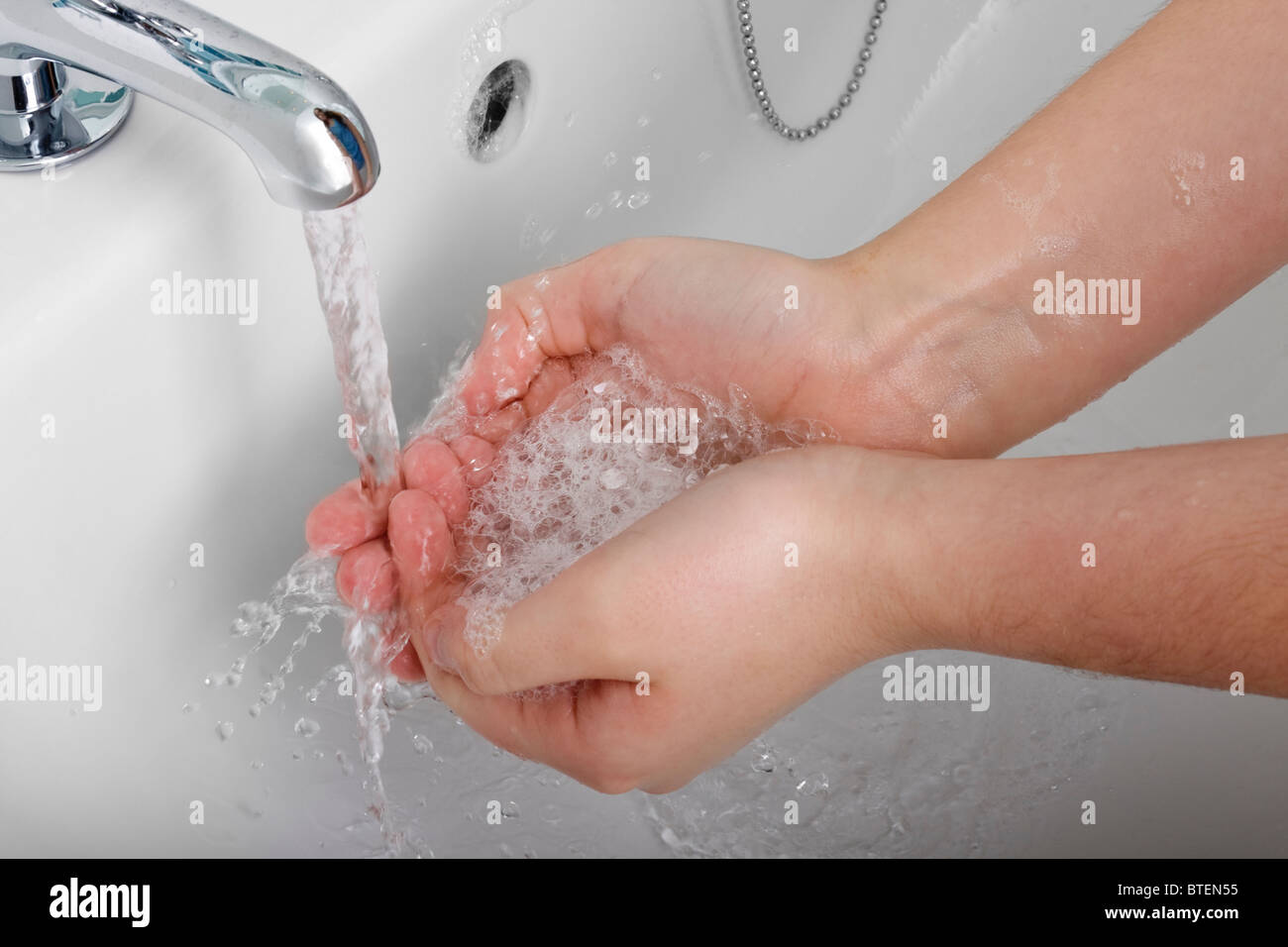 Ragazza il lavaggio mani Foto Stock