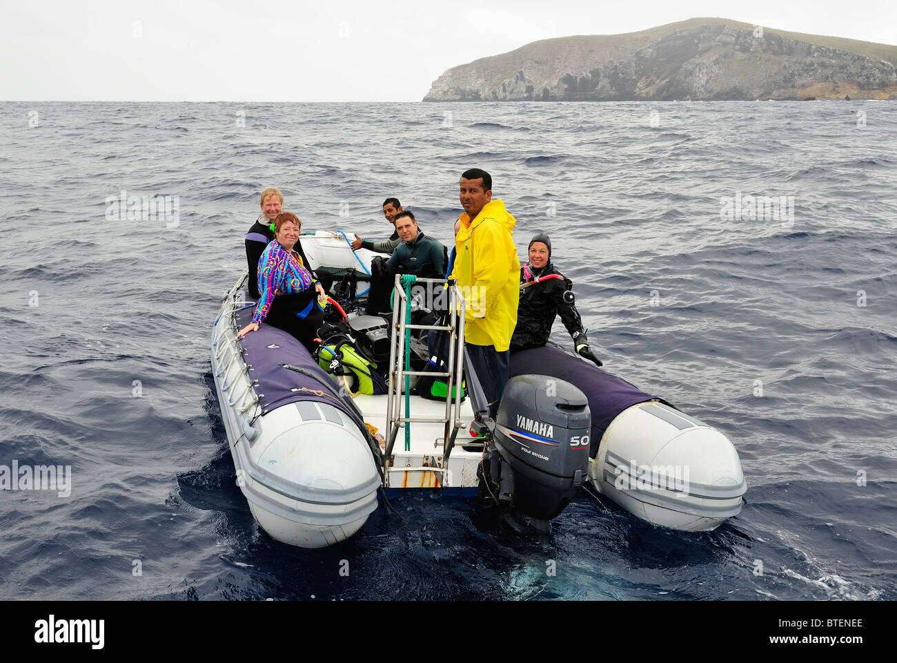 Barca gonfiabile caricato con subacquei, Galapagos. Foto Stock