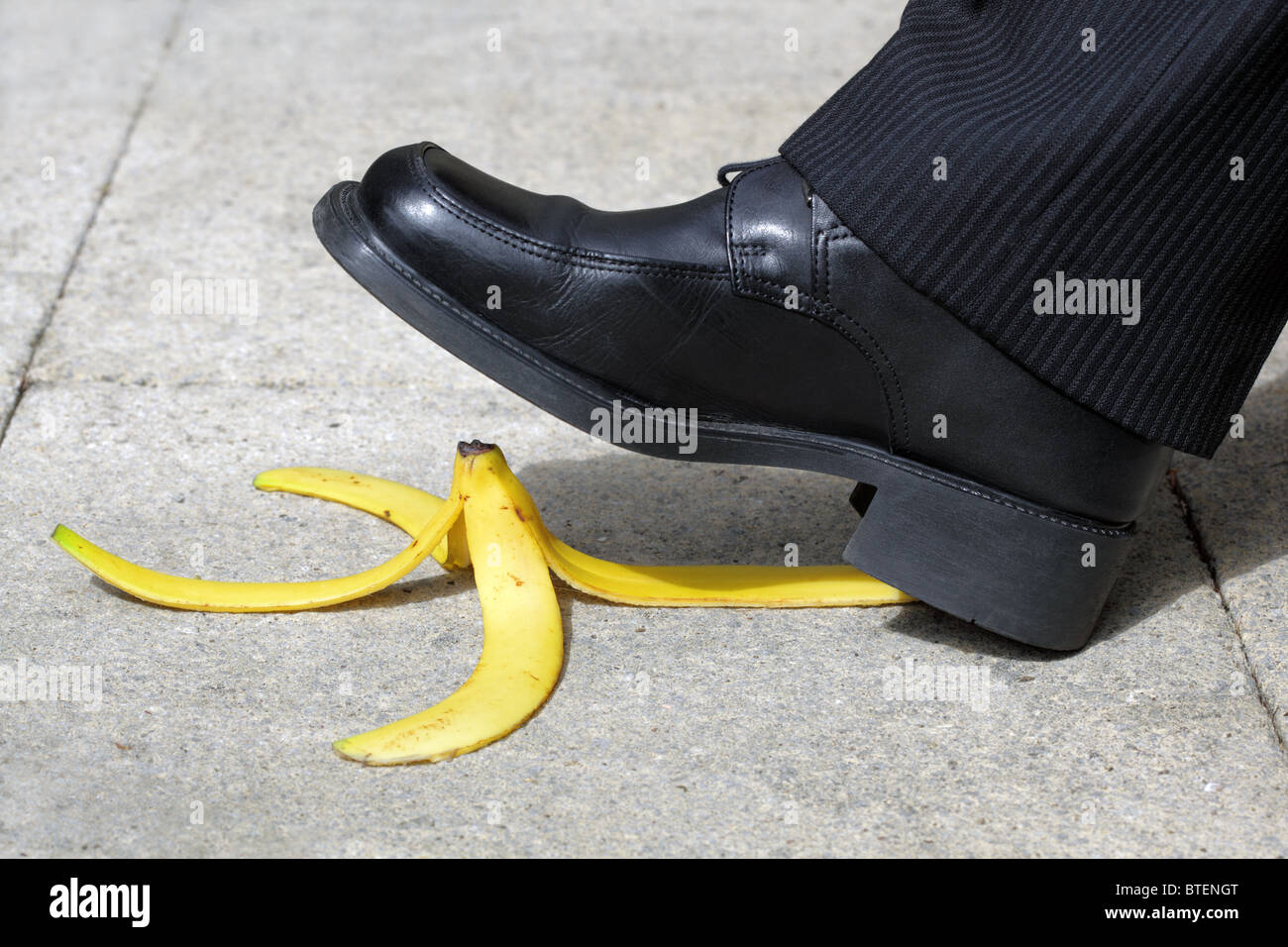 A cadere su di una buccia di banana Foto Stock
