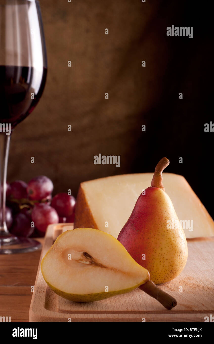 Pere al vino e formaggio Foto Stock