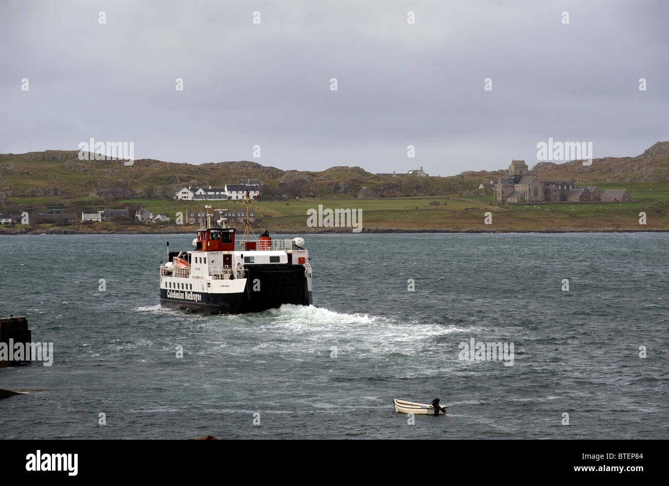 Isle of Mull cercando di Iona, Scozia. Paesaggio autunnale cercando di Iona dove San Columba sbarcati da Fionnphort Mull acros Foto Stock