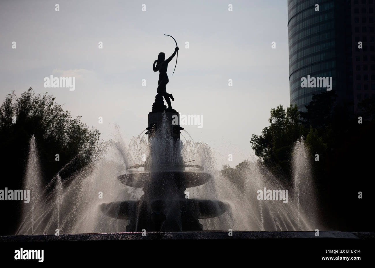 Fontana-scultura di Diana cacciatrice, dea romana della caccia, nel Paseo de la Reforma Avenue, Città del Messico. Foto Stock