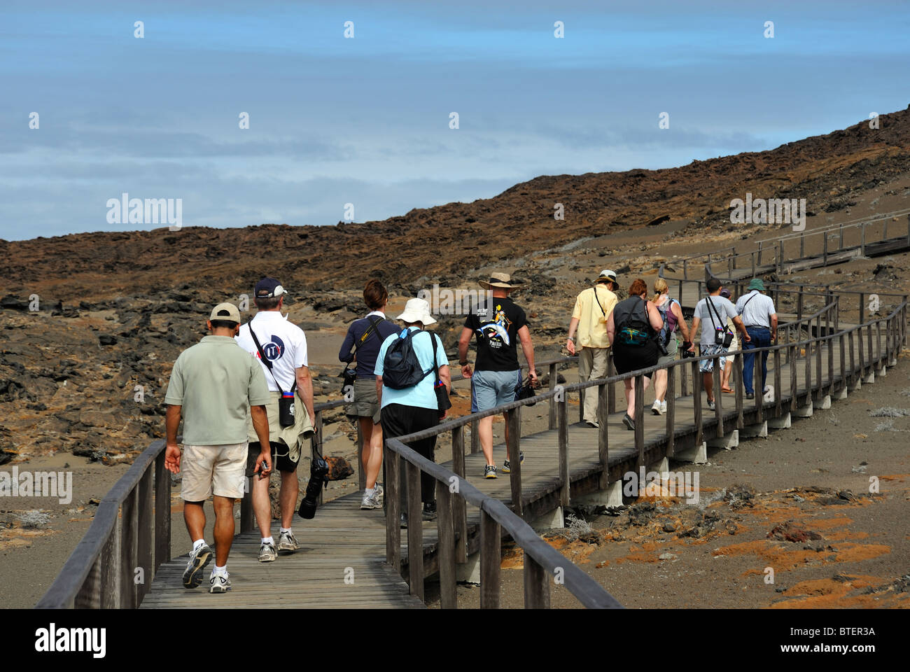 La gente camminare su una scala in legno su Bartolome Island, Galapagos, Ecuador Foto Stock