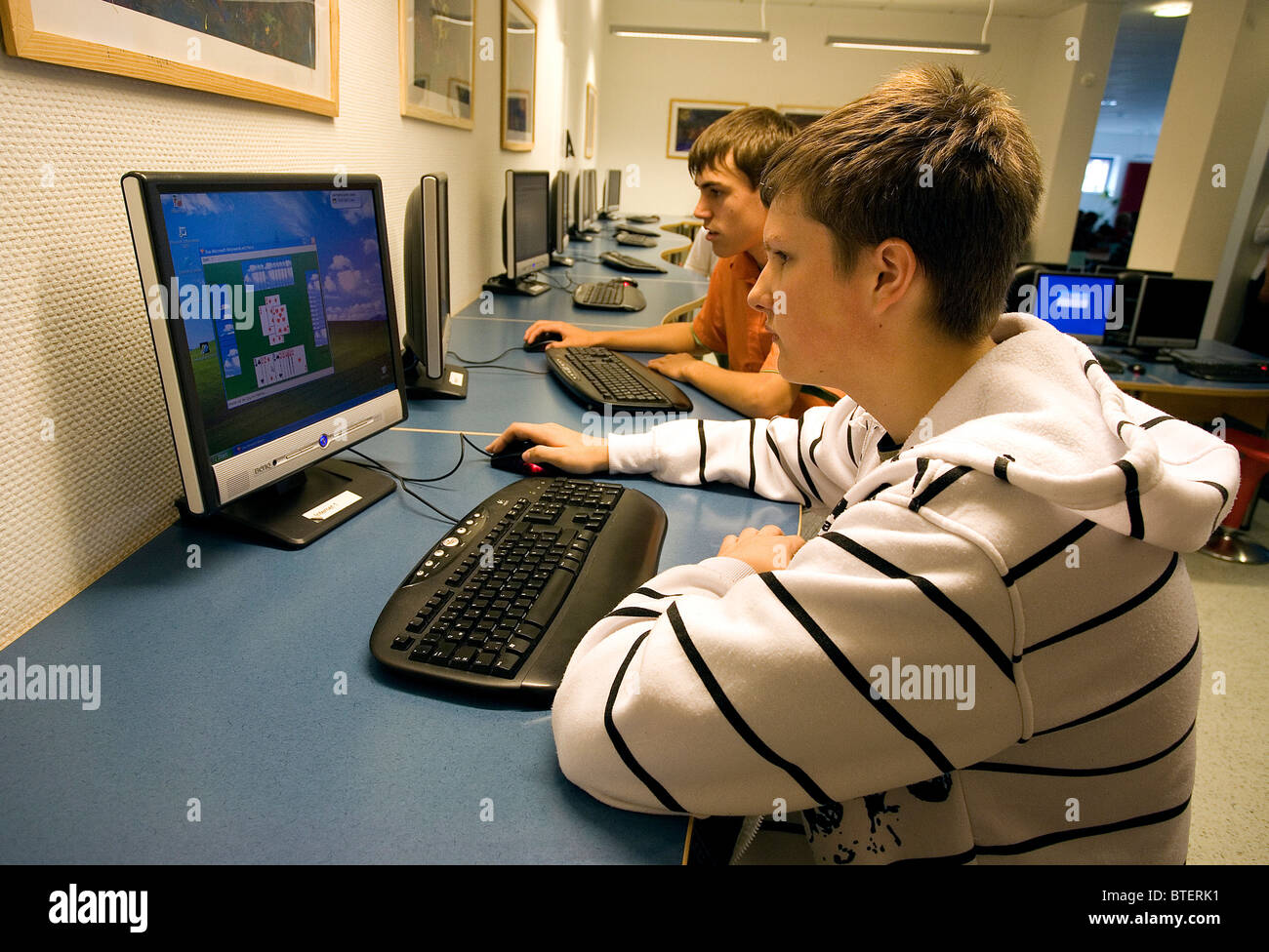 Gli alunni in Internet cafe - una sala pausa in Realschule I, Nordenham, Germania Foto Stock
