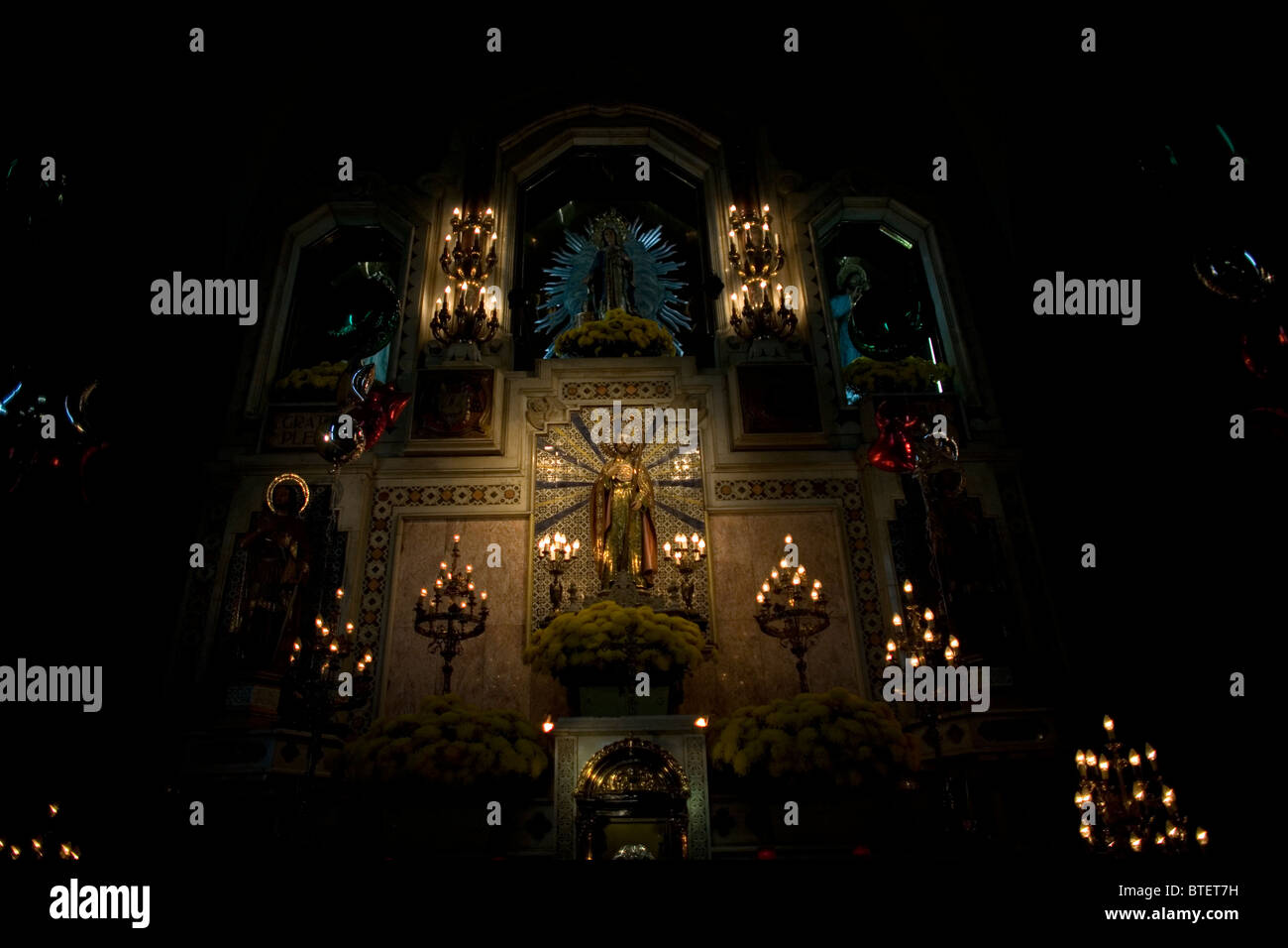 Una scultura di San Giuda Taddeo è visualizzato nell'altare maggiore di San Hipolito la chiesa di San Hipolito chiesa in Città del Messico Foto Stock