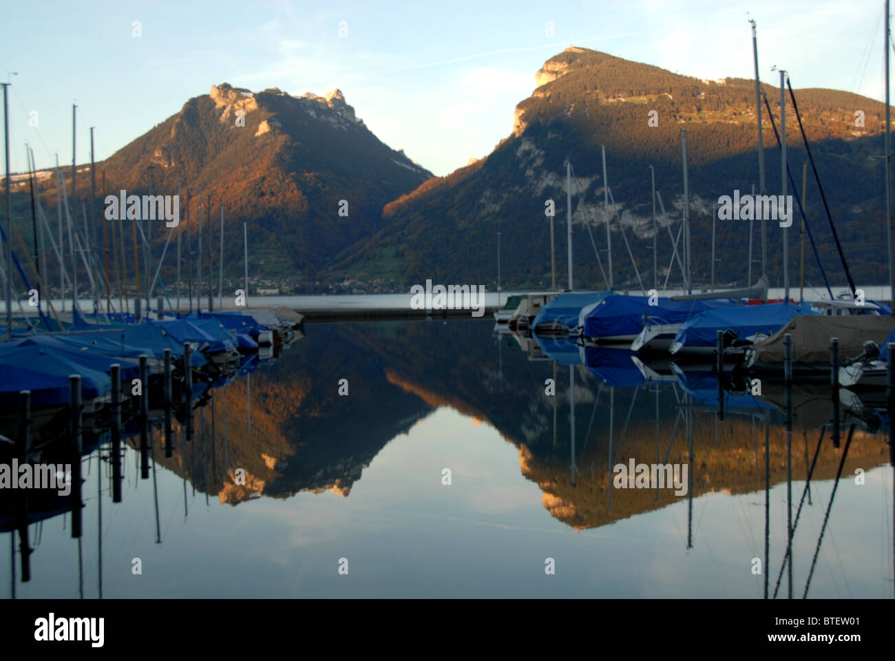 Il lago di Thun con Sigriswilergrat, Justistal, Niederhorn Oberland Bernese, Svizzera Foto Stock