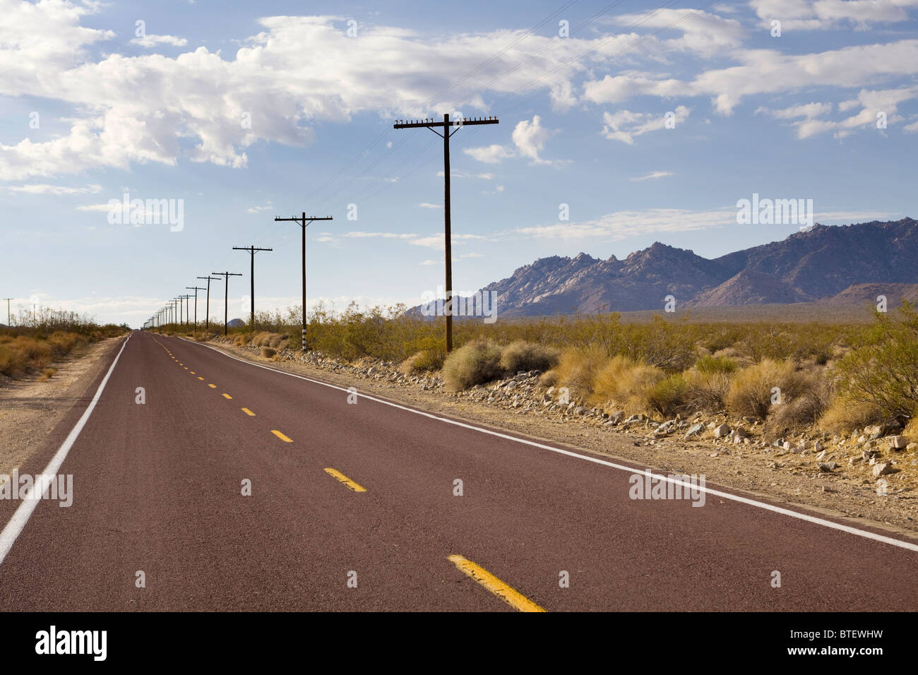 Pali del telefono lungo la strada nel deserto della California - USA Foto Stock