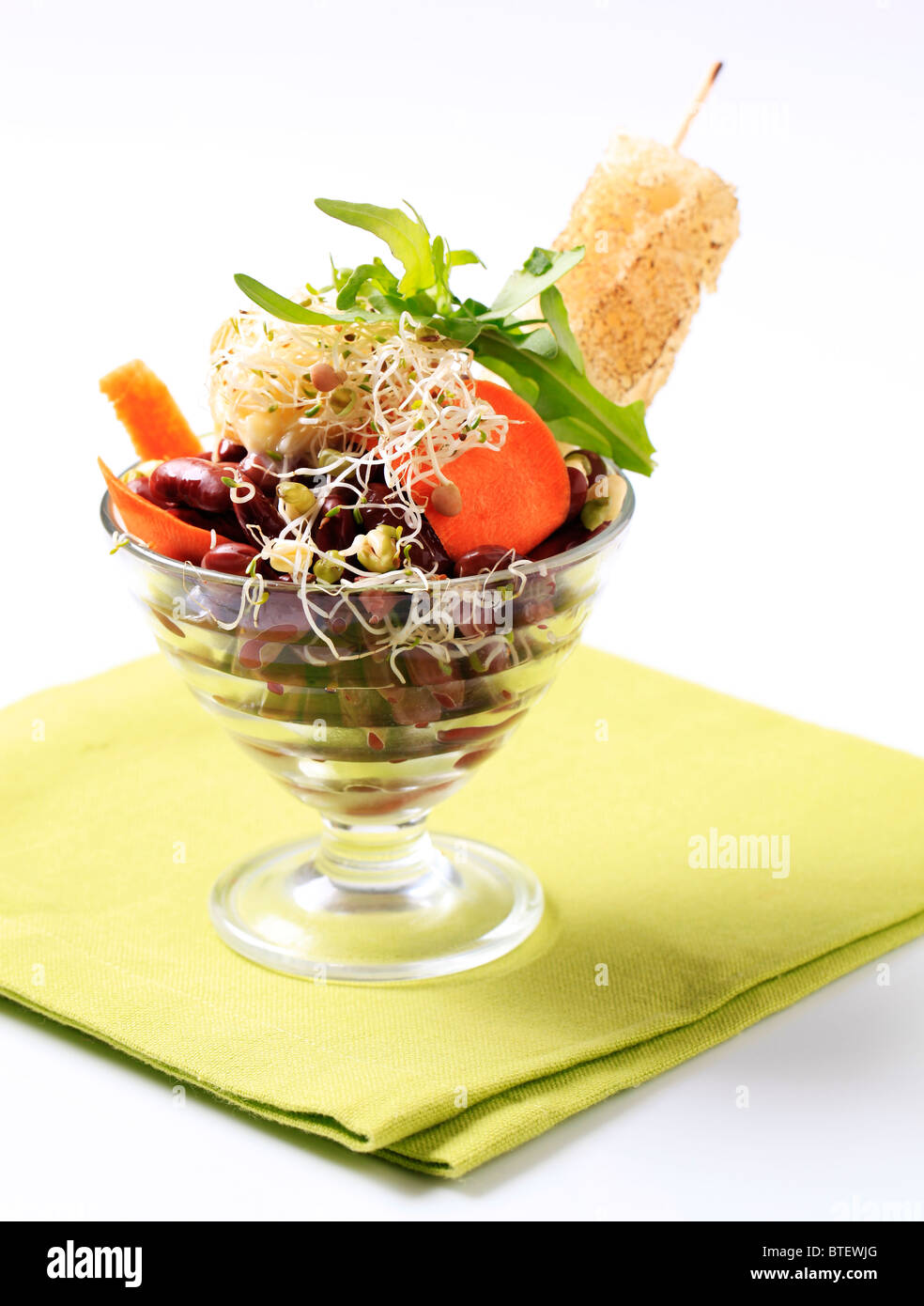 Red insalata di fagioli con lenticchia e nucleasi di germogli di soia Foto Stock