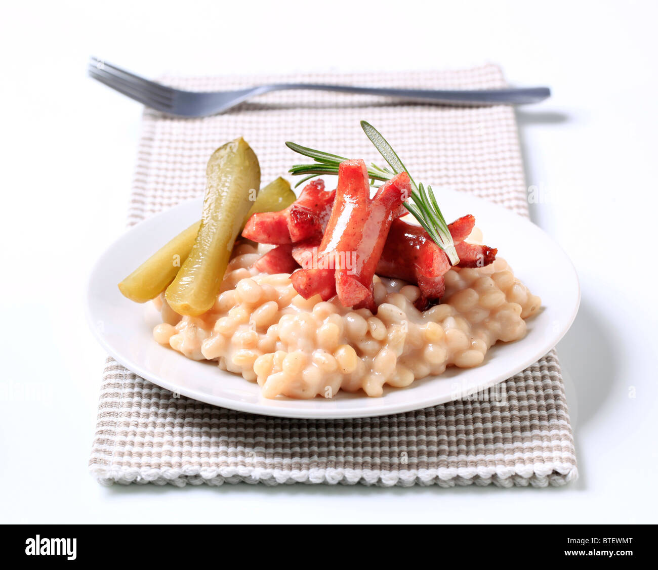 White insalata di fagioli con salsicce e sottaceti Foto Stock