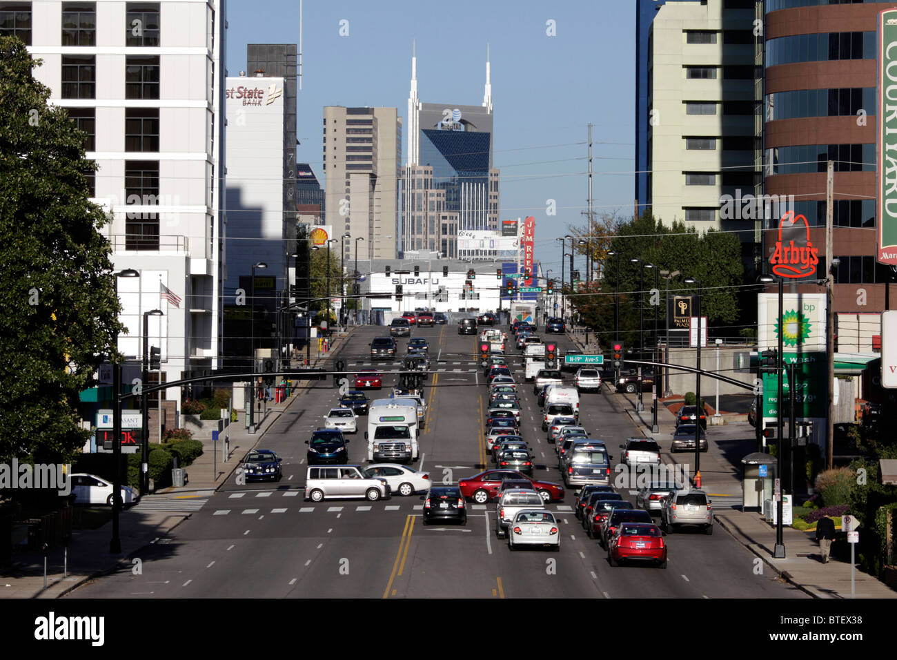 Il traffico in Nashville sulla US Route 70 che passa attraverso la città. Foto Stock