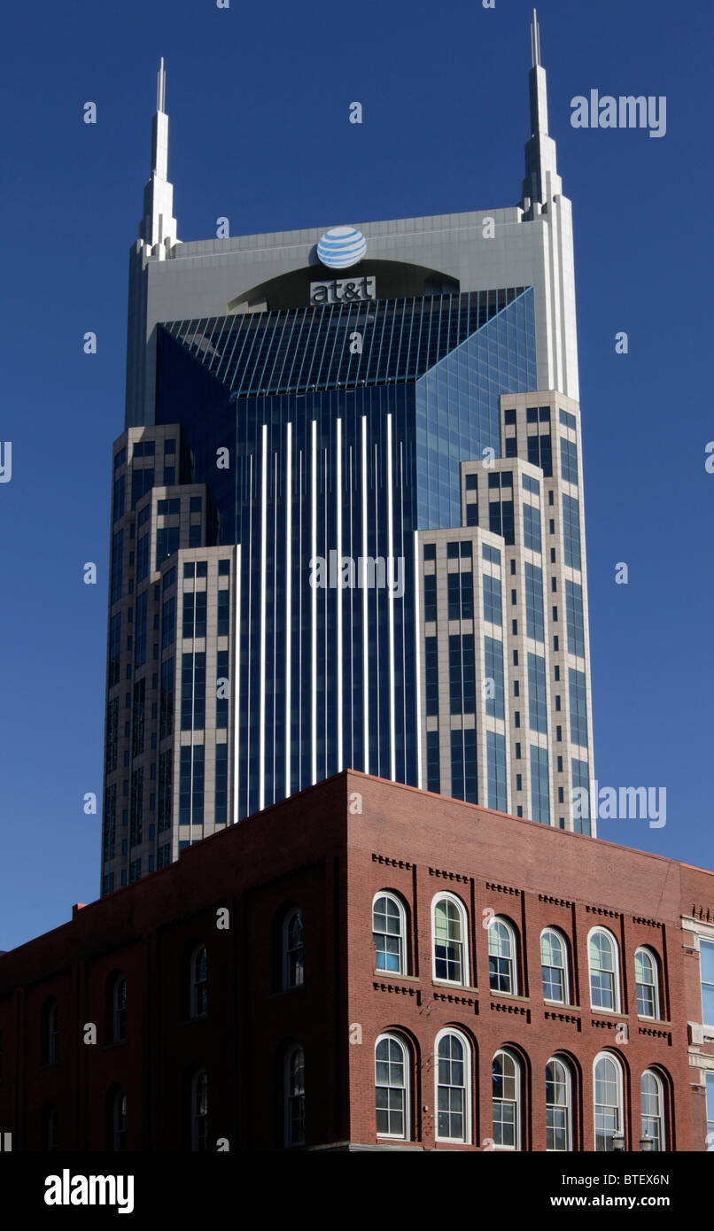 Il moderno AT&T corporate costruire torri oltre il quartiere storico di edifici di Nashville Foto Stock