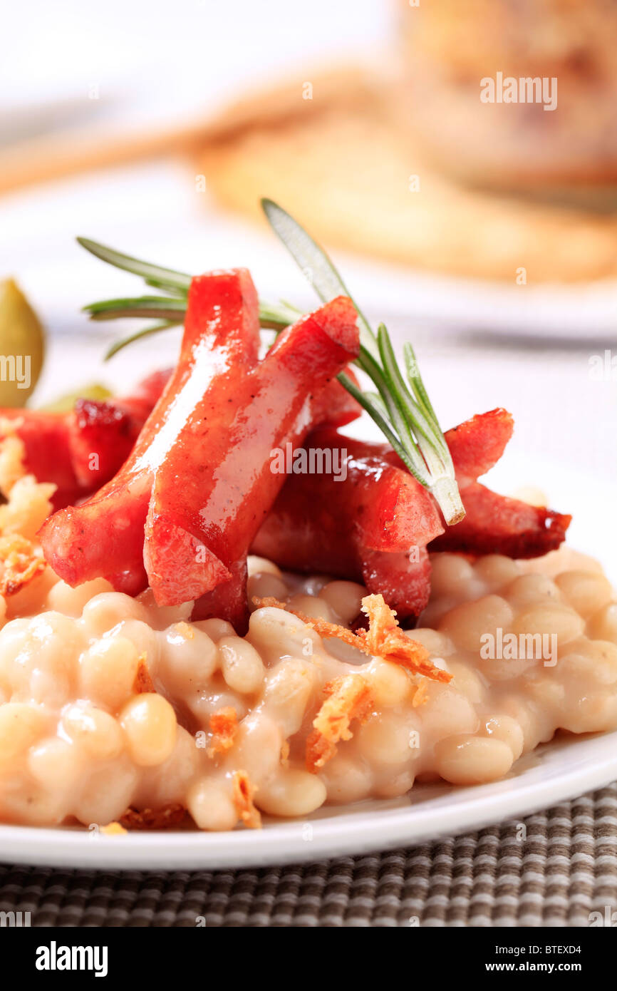 White insalata di fagioli con salsicce arrostite - dettaglio Foto Stock
