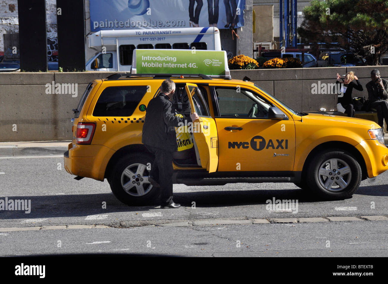 Uomo di prendere un taxi a New York Foto Stock