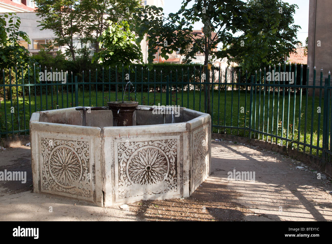 Fontana in marmo nel vecchio quartiere a Pristina il Kosovo Foto Stock