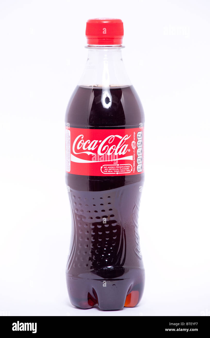 Un vicino la foto di un 500ml bottiglia di coca-cola contro uno sfondo bianco Foto Stock