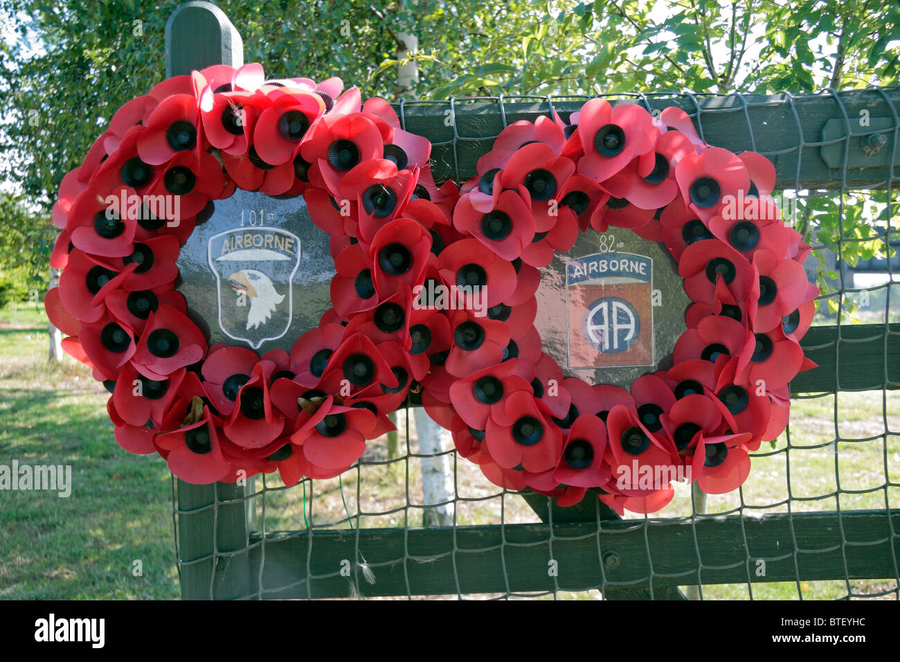 Due memorial ghirlande di American D-Day airborne divisioni, l'ottantaduesima & 101ST, National Memorial Arboretum, Alrewas, UK. Foto Stock