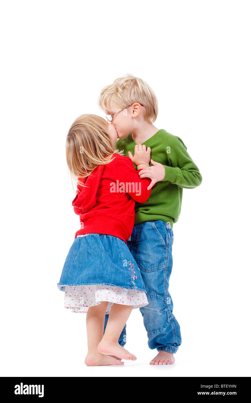 Due bambini che si baciano Immagini senza sfondo e Foto Stock ritagliate -  Alamy