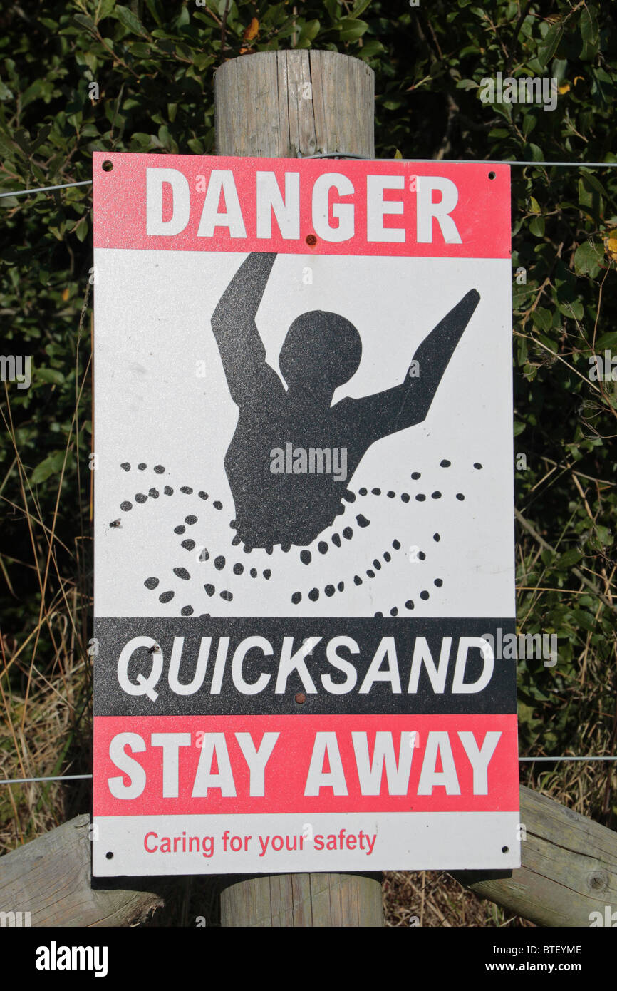 Un 'Quicksand' segno di avvertimento sul bordo di un lago in Inghilterra, Regno Unito. Foto Stock