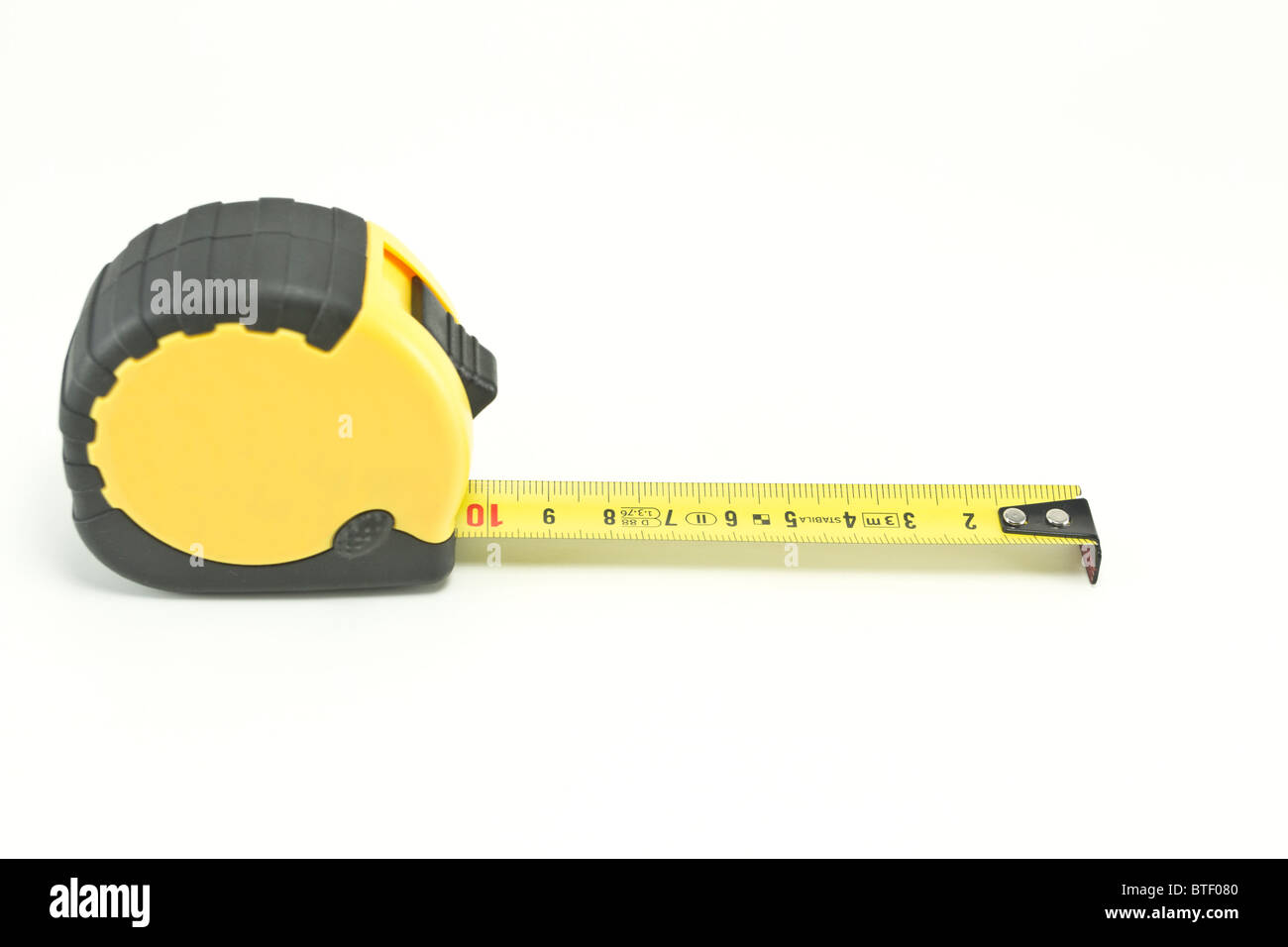 Nastro di misurazione isolata su sfondo bianco Foto Stock