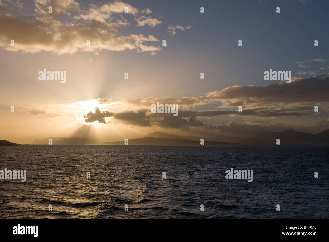 Isle of Mull, Scozia. The Isle of Mull da Caledonian MacBrayne Traghetto in uscita Criagnure sul suo modo di Oban attraverso il fi Foto Stock