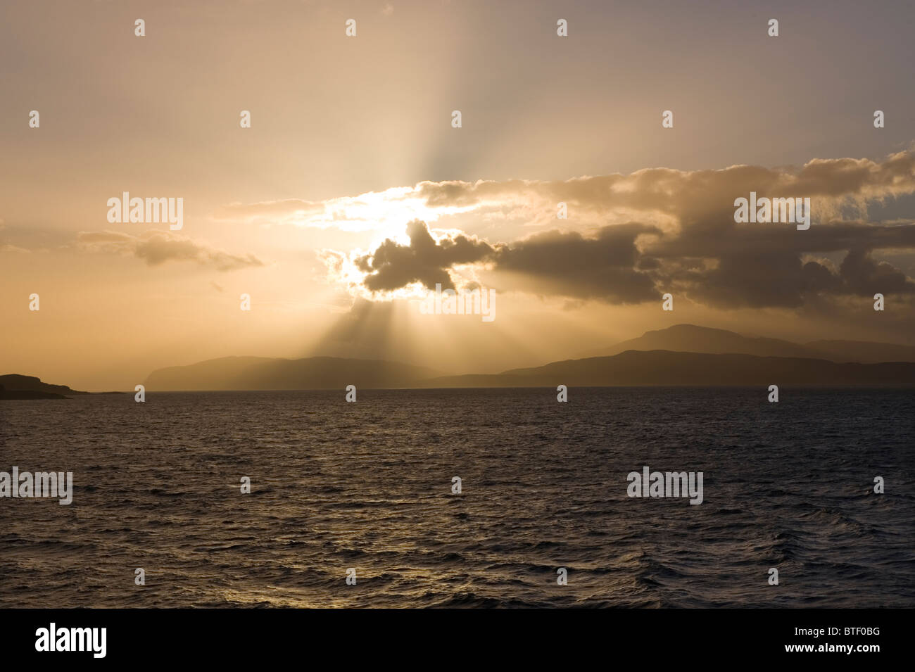 Isle of Mull, Scozia. The Isle of Mull da Caledonian MacBrayne Traghetto in uscita Criagnure sul suo modo di Oban attraverso il fi Foto Stock