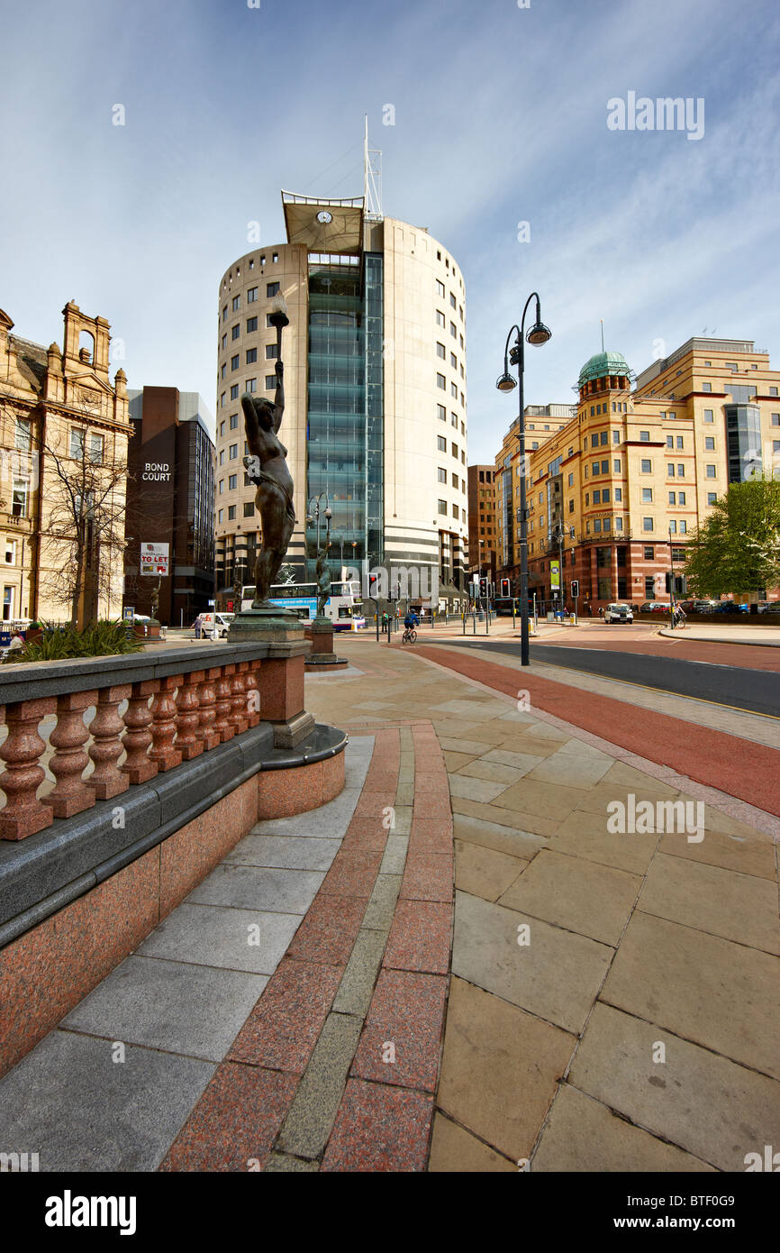 Guardando fuori da City Square, Leeds, West Yorkshire Foto Stock