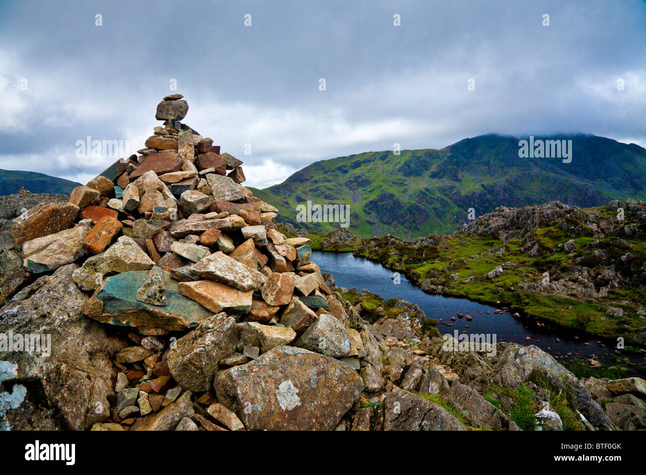 Il vertice cairn sulla sommità del Haystacks nel distretto del lago, Cumbria, England, Regno Unito Foto Stock