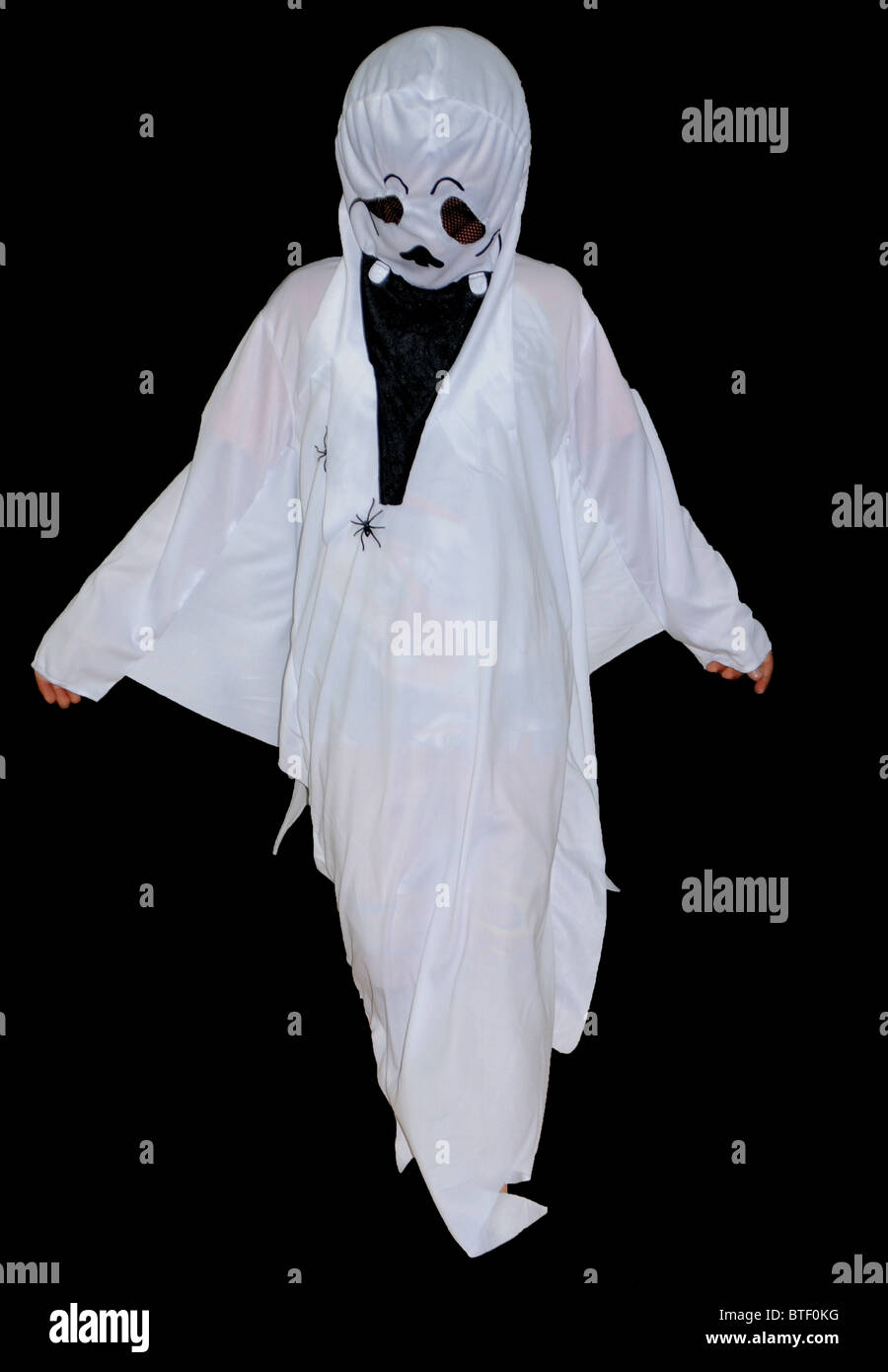 Bambino vestito come un fantasma per la festa di Halloween. Foto Stock