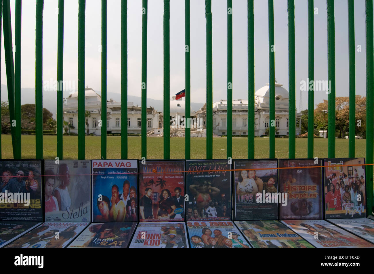 Dvd per la vendita di fronte al parlamento in rovina dopo il terremoto di Haiti a Port au Prince Haiti Foto Stock
