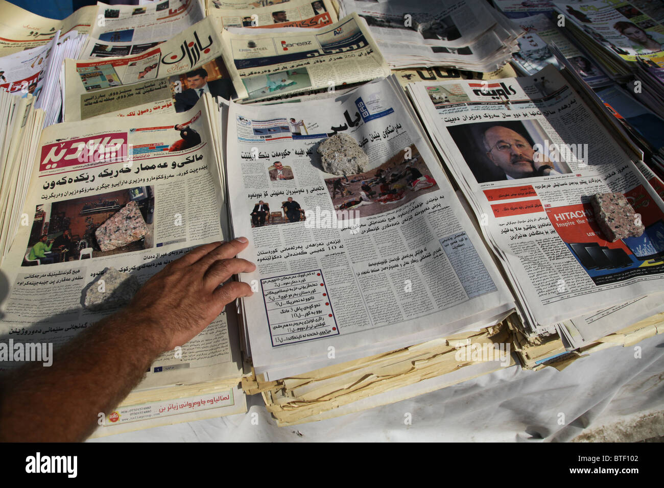 Raccolta di giornali in lingua araba a street stallo nella città curda di Erbil Iraq settentrionale Foto Stock